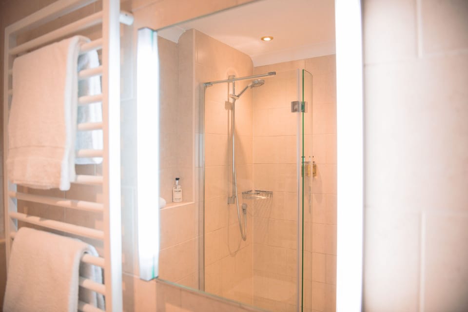 Deluxe Double or Twin Room, Ensuite | Bathroom
