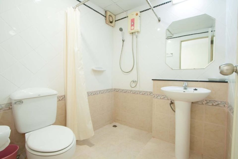 Standard Double Room | Bathroom | Shower, free toiletries, hair dryer, bidet