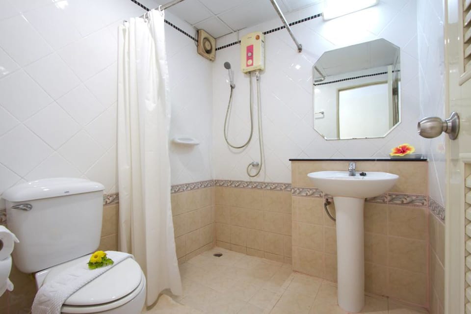 Deluxe Double Room (Pool Access) | Bathroom | Shower, free toiletries, hair dryer, bidet