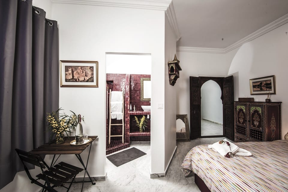 Deluxe Room, Non Smoking, Courtyard View (Chambre Grenat) | Iron/ironing board, free WiFi, bed sheets