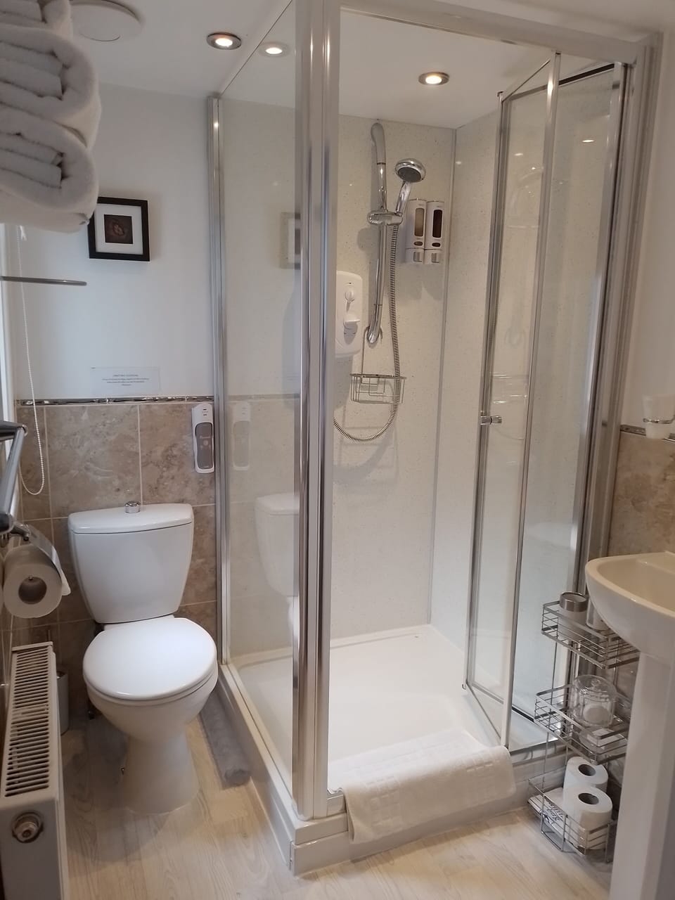 Double Room | Blackout drapes, iron/ironing board, free WiFi, bed sheets