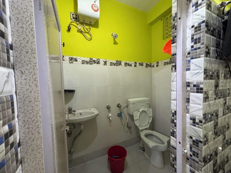 Standard Double Room, 1 Double Bed | Bathroom | Shower, towels