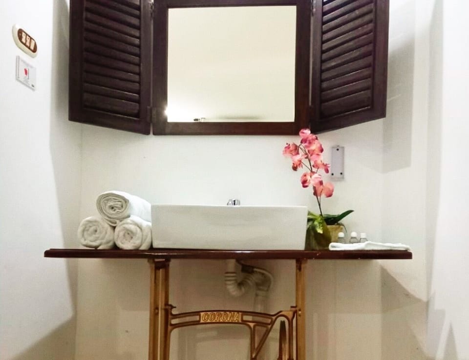 Family Room (Teca) | Bathroom | Shower, free toiletries, towels, soap
