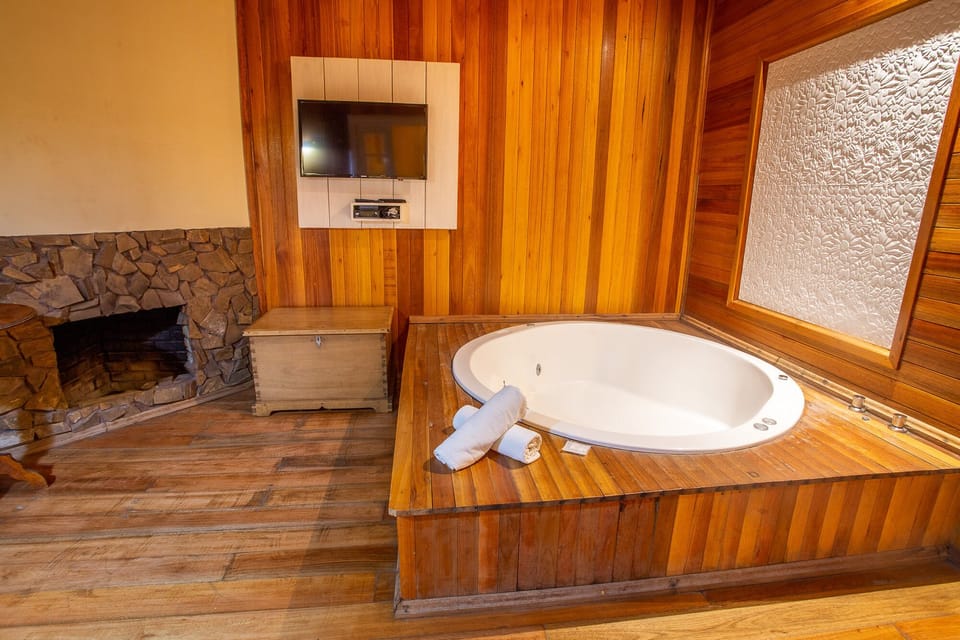 Superior Chalet, 1 Bedroom, Hot Tub, Garden View | Minibar, rollaway beds, free WiFi, bed sheets