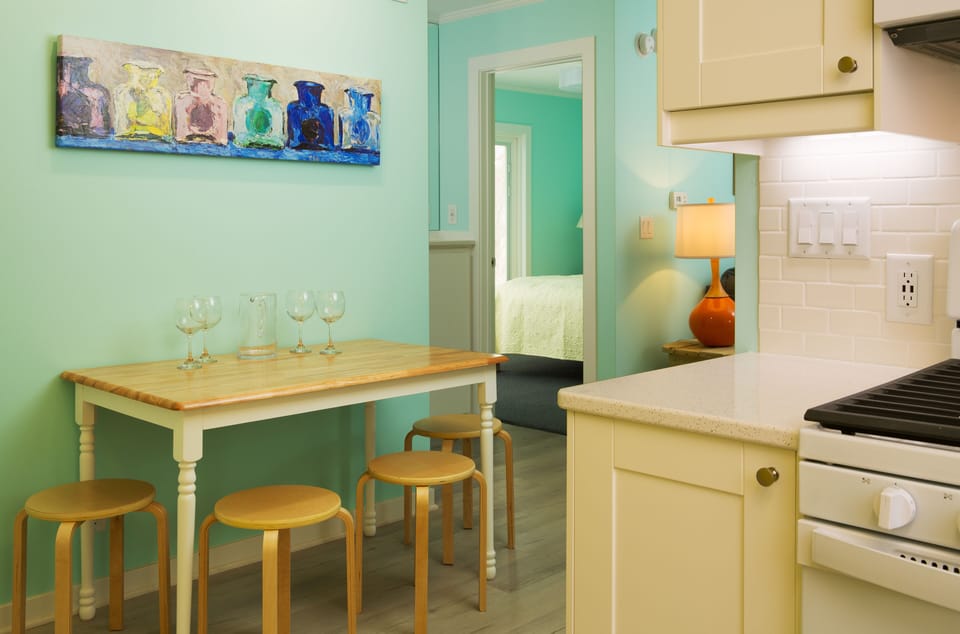 Cozy indoor dining space.
Also enjoy your indoor & outdoor private picnic tables