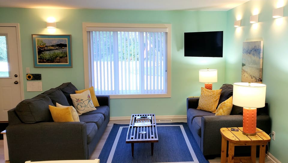 Comfortable, clean, convenient...  
Relax at the Saugatuck Blueberry Cottage.