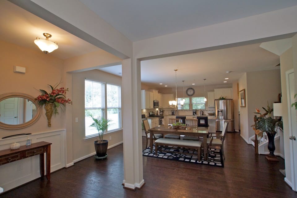 Open floor
Living room, dinning area, breakfast area, kitchen, half bath, 