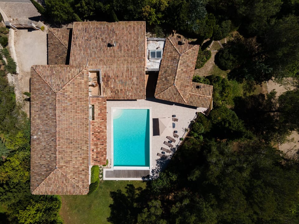 Grands espaces et parc privé. Jamais habitée et dédiée a la location saisonnière