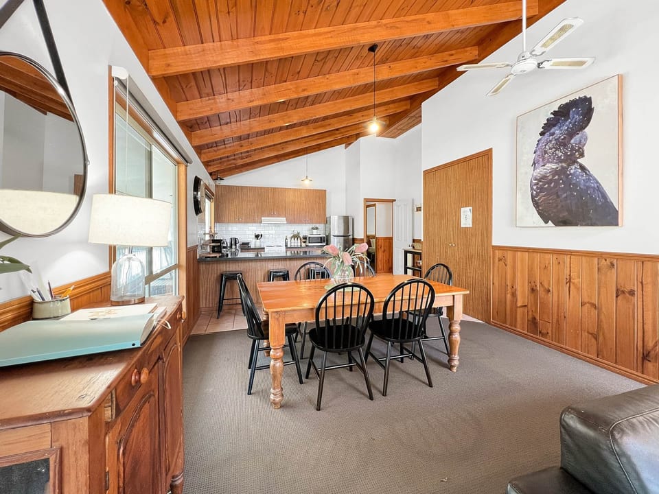 Great kitchen with all cooking equipment and dining for 6 people