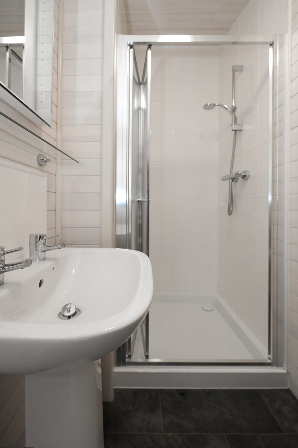 The ensuite shower room at Ben Wyvis Lodge.