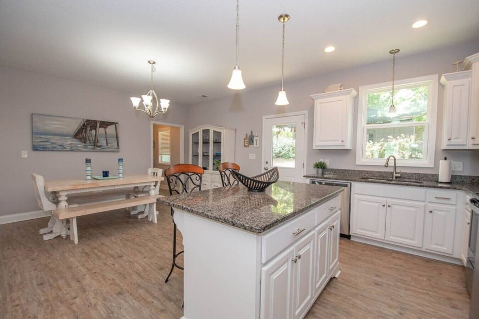Well-stocked kitchen with island, spacious farm table