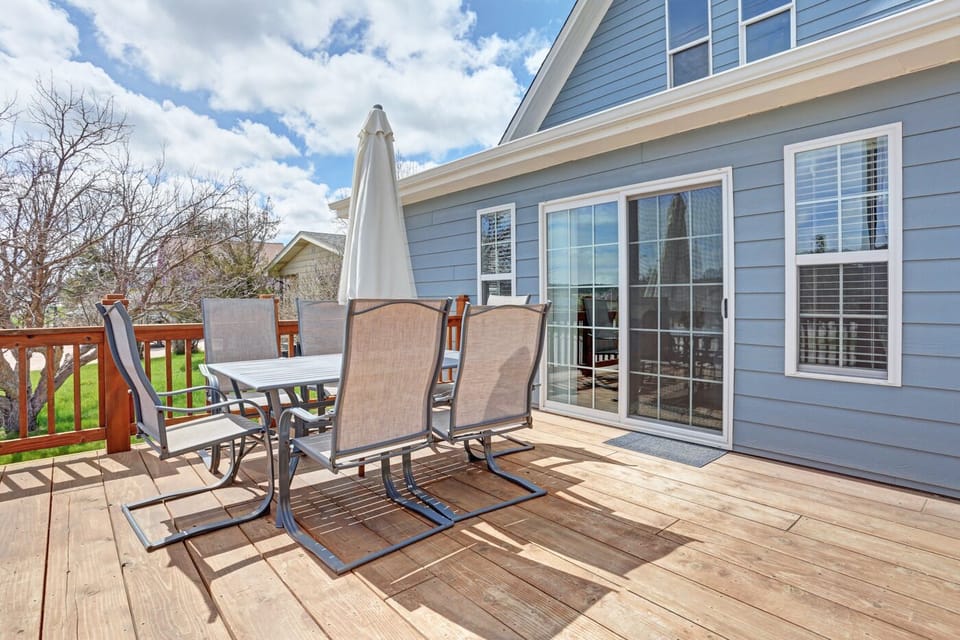 Outdoor table for 6—perfect for unwinding after a day of exploring.