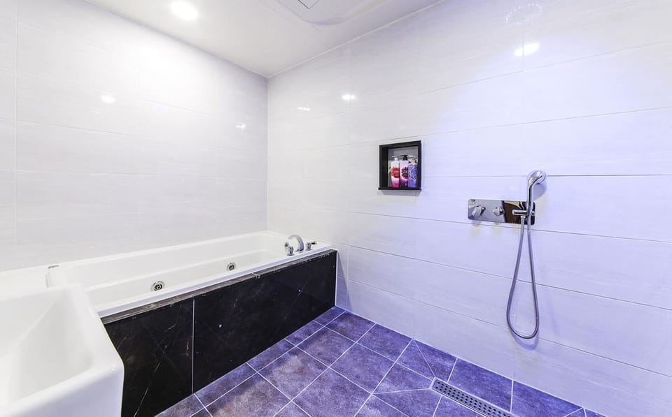 Twin Room (3rd floor) | Bathroom | Separate tub and shower, free toiletries, hair dryer, slippers