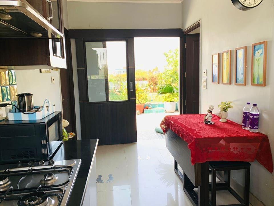 Deluxe Room | Living area | Flat-screen TV