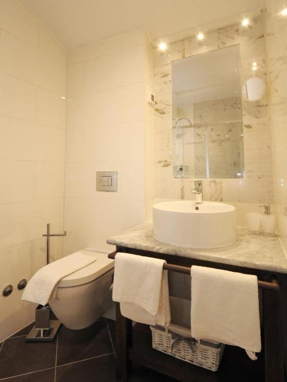 Deluxe Room | Bathroom | Shower, rainfall showerhead, hair dryer, towels