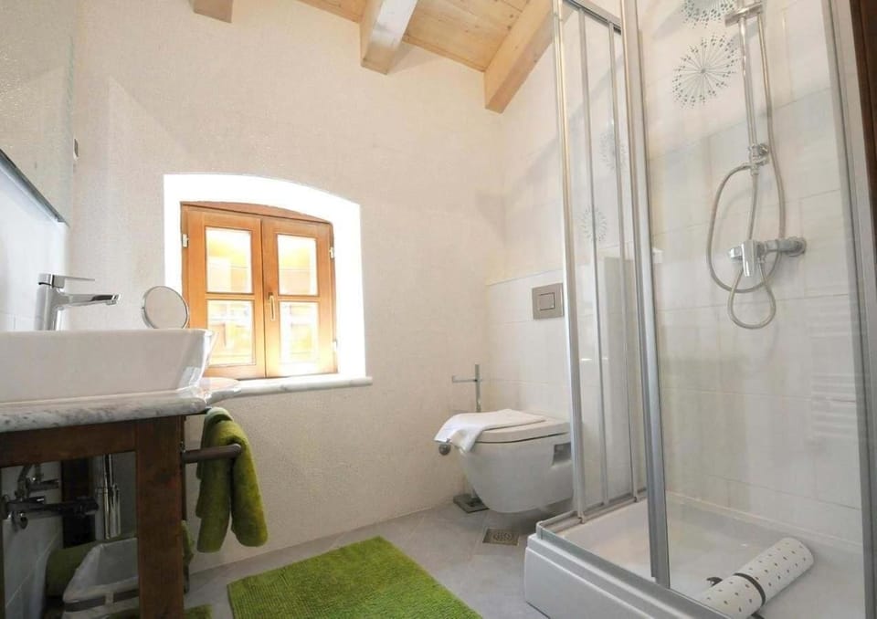 Classic Room | Bathroom | Shower, rainfall showerhead, hair dryer, towels