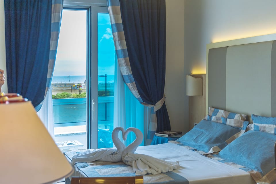 Luxury Double Room, Sea View | Desk, soundproofing, free WiFi, bed sheets