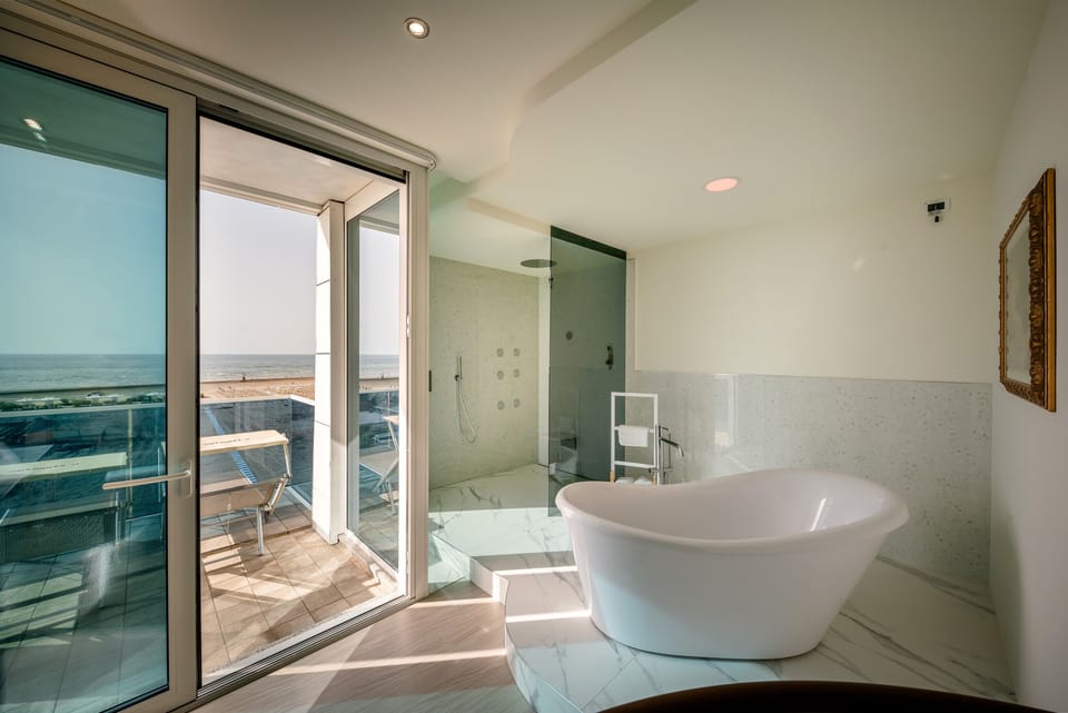 Superior Suite | Bathroom | Shower, hydromassage showerhead, free toiletries, hair dryer