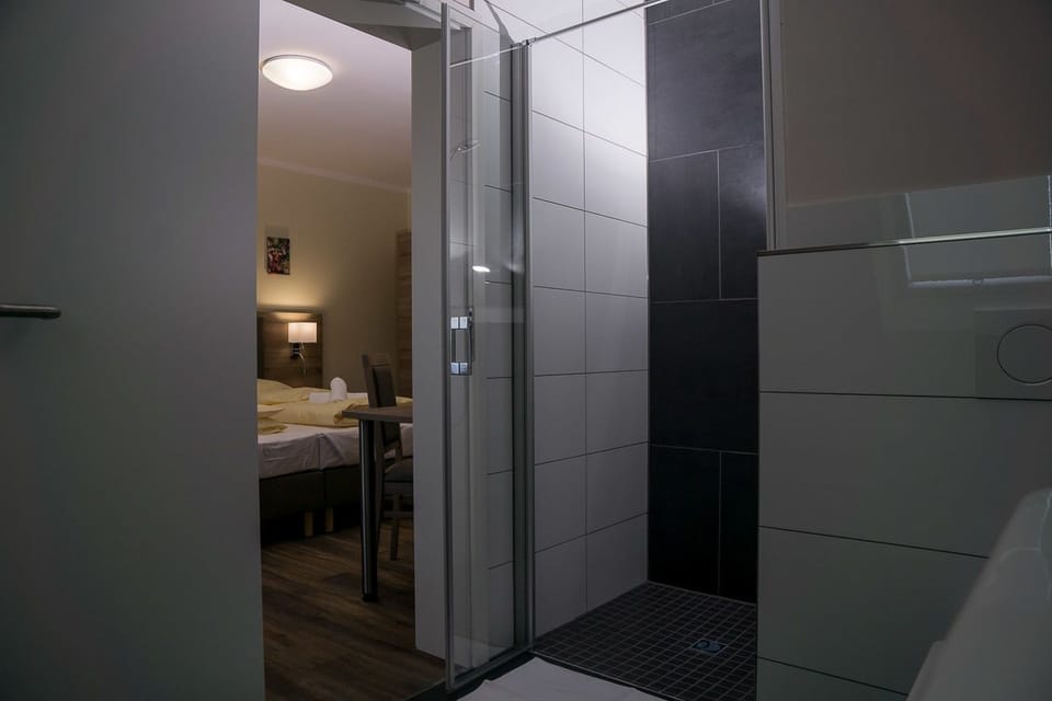 Triple Room | Bathroom | Free toiletries, hair dryer, towels