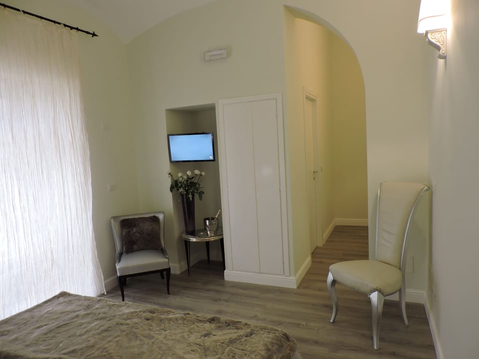 Double Room | Minibar, desk, cribs/infant beds, free WiFi