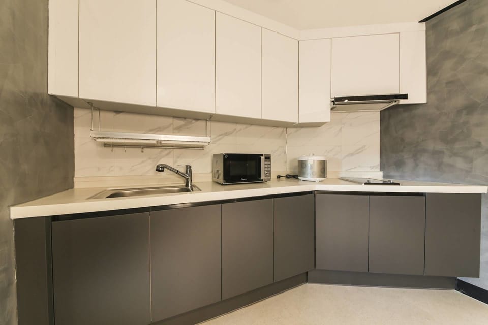 Family Suite | Private kitchenette | Fridge, microwave, coffee/tea maker, electric kettle
