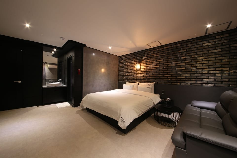 Standard Double Room | Individually decorated, individually furnished, desk, blackout drapes