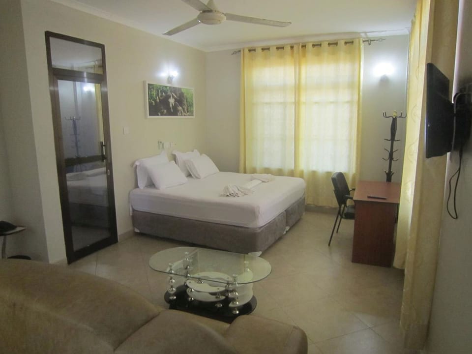 Deluxe Double Room, 1 King Bed | Desk, soundproofing, WiFi (free), bed sheets