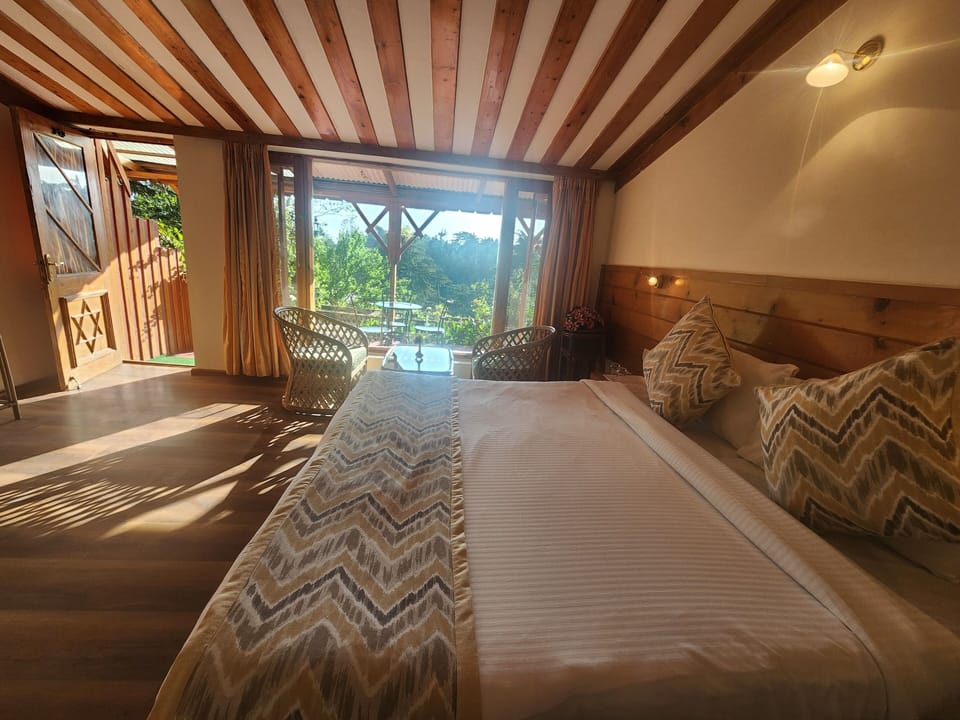 Deluxe Double Room | 1 bedroom, minibar, in-room safe, desk