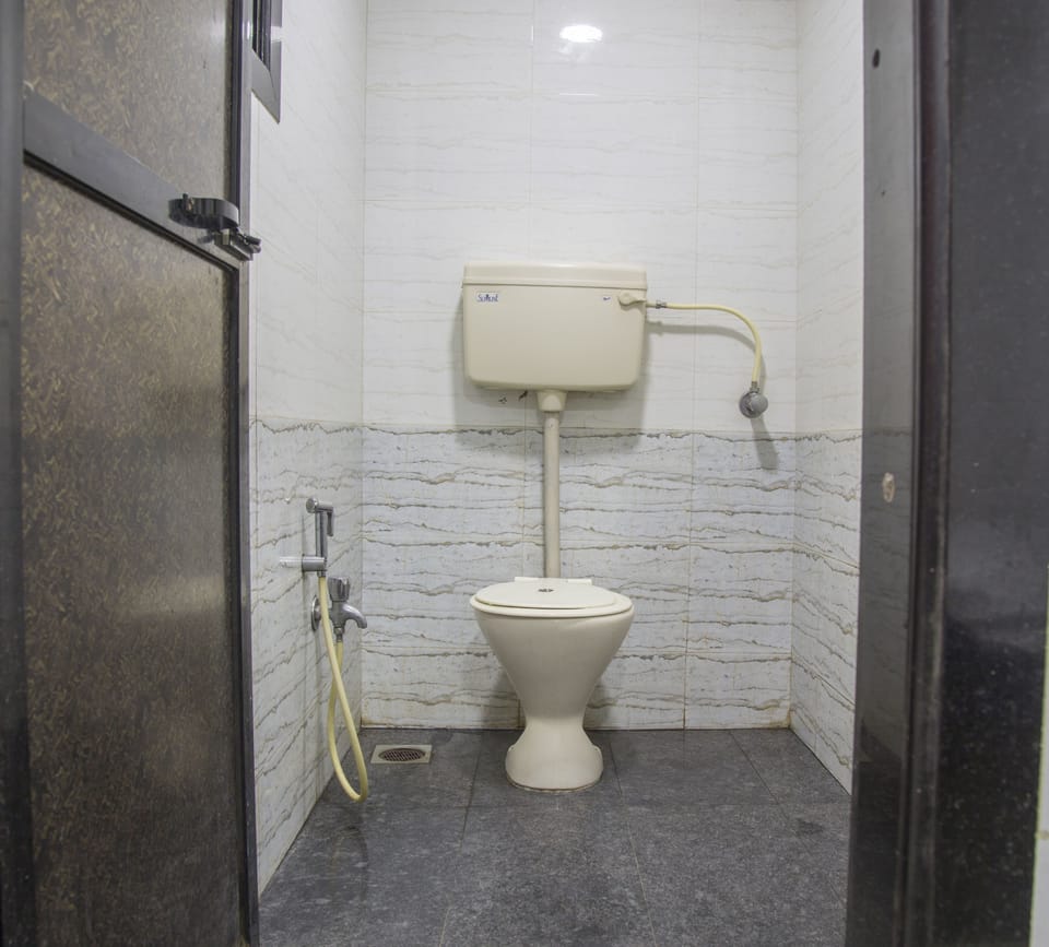 Deluxe Room | Bathroom | Shower, free toiletries