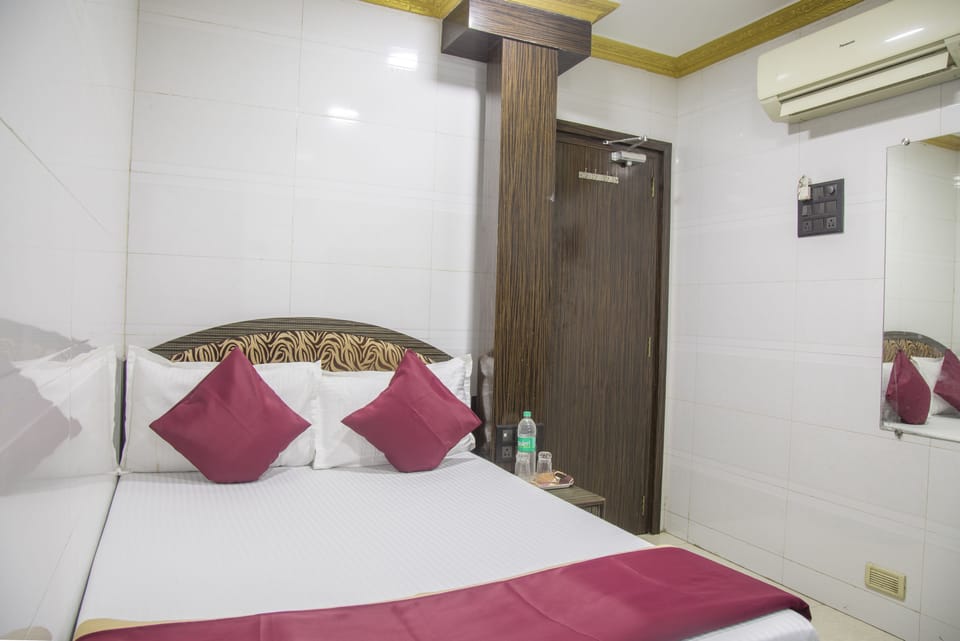 Desk, rollaway beds, free WiFi, bed sheets
