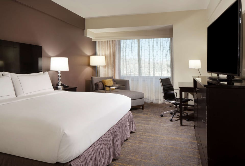 Premium bedding, in-room safe, desk, blackout drapes