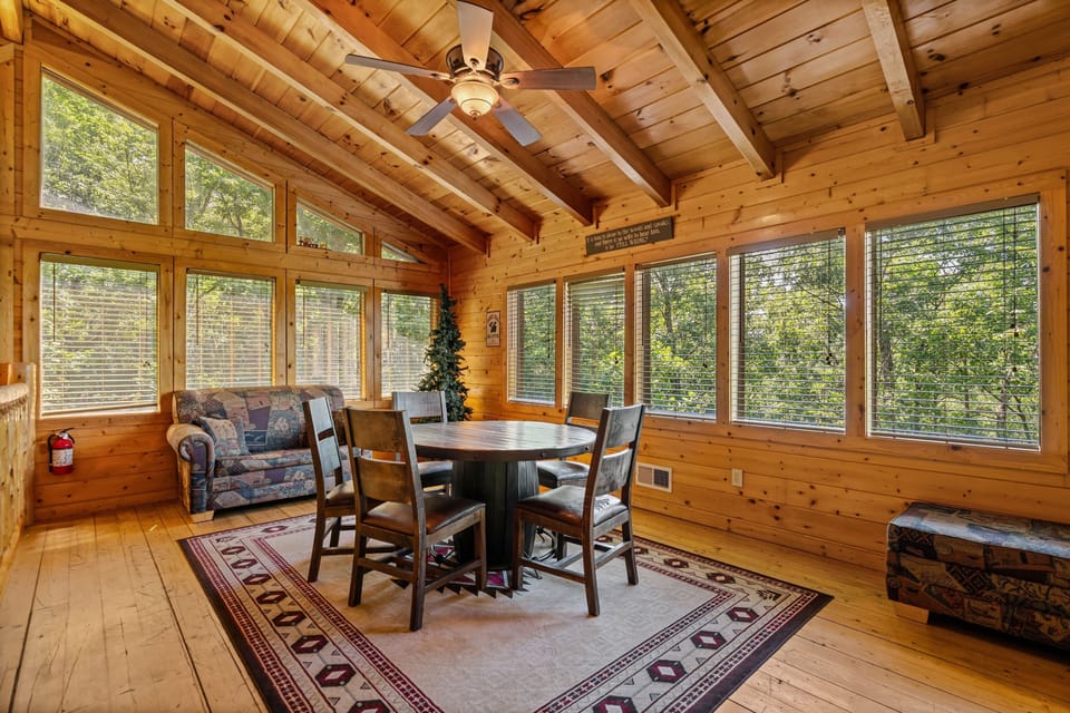 Cabin, 3 Bedrooms | Dining