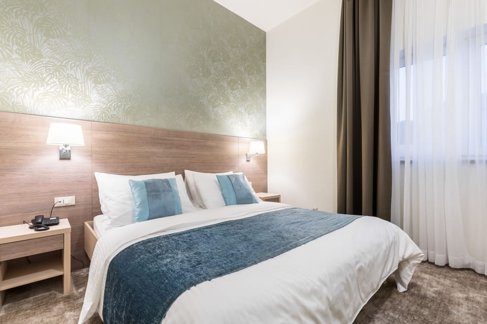 Standard Apartment | Premium bedding, down comforters, memory foam beds, minibar