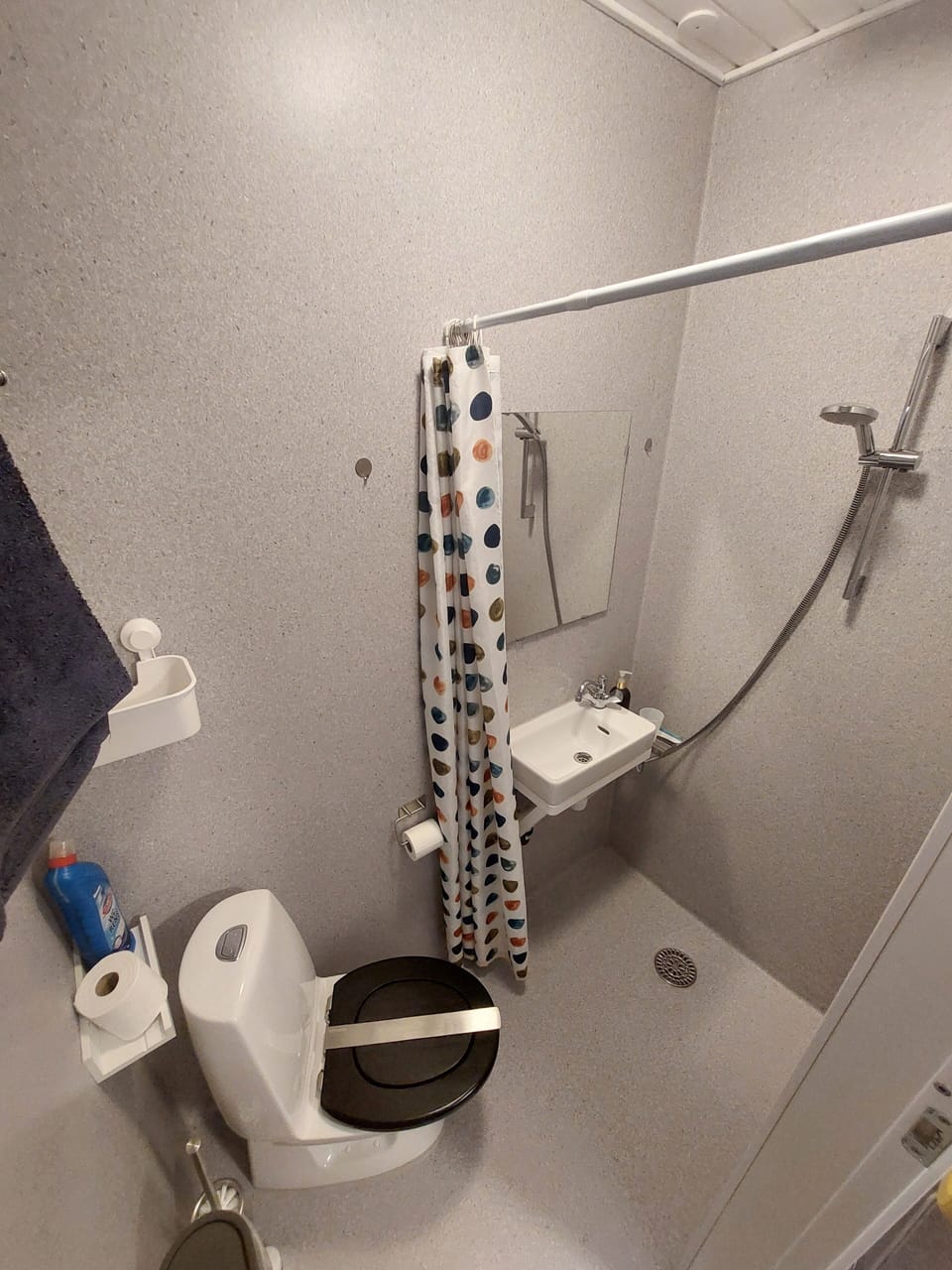 Standard Double Room, Private Bathroom | Bathroom | Shower, rainfall showerhead, hair dryer, towels