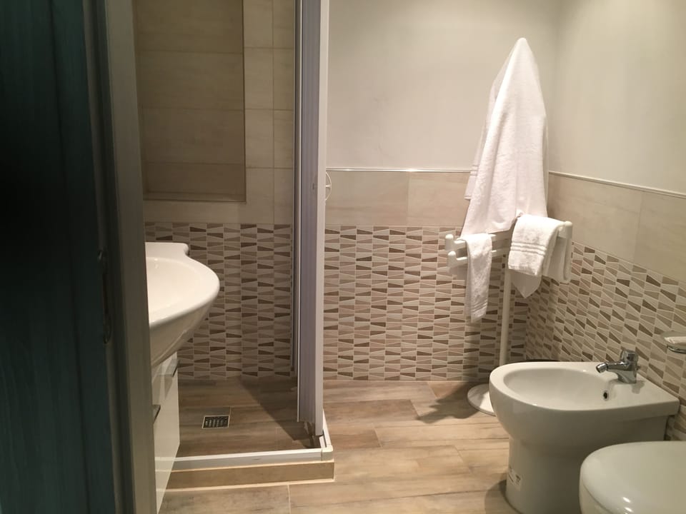 Studio, Kitchenette | Bathroom | Shower, rainfall showerhead, free toiletries, hair dryer