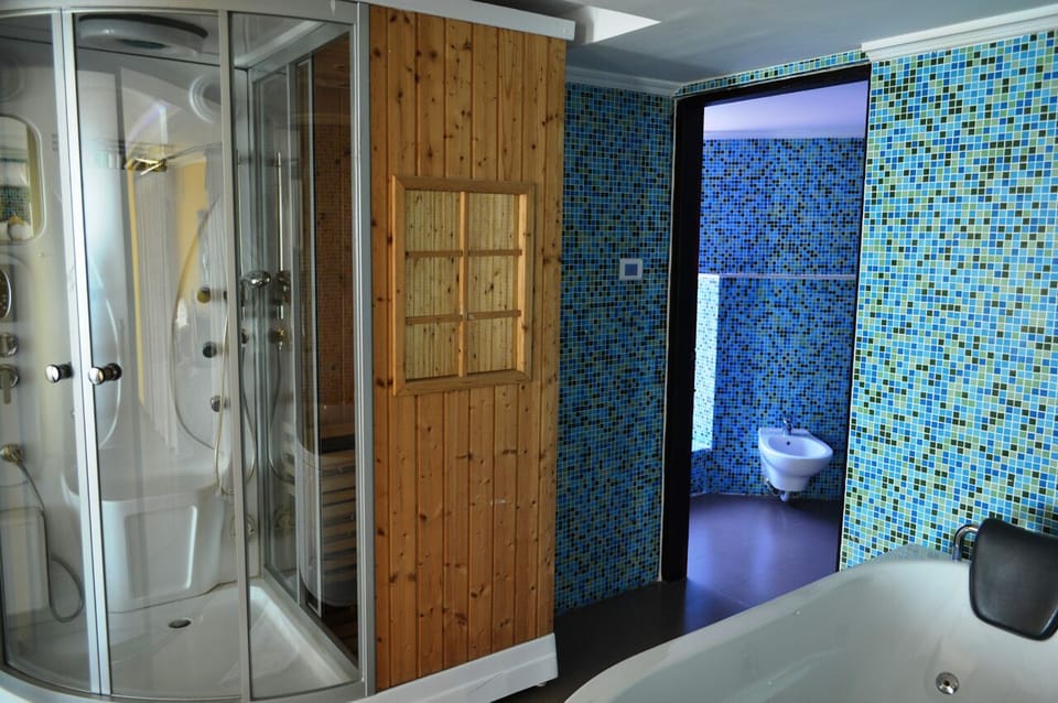 Royal Room | Bathroom | Designer toiletries, hair dryer, bathrobes, slippers