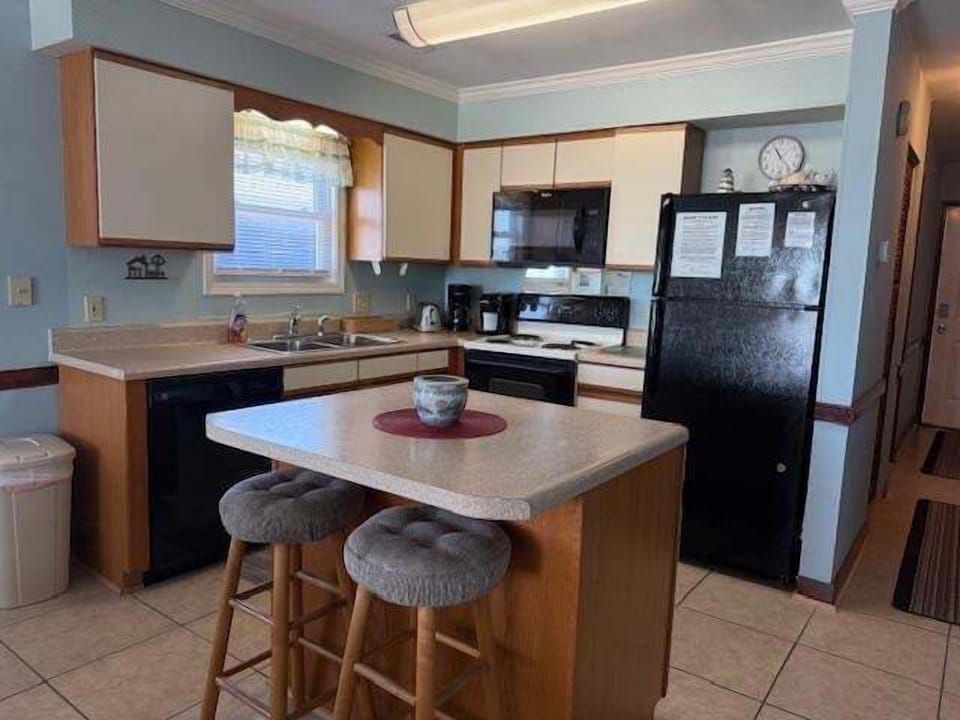 Condo, 3 Bedrooms | Private kitchen | Fridge, oven, coffee/tea maker, toaster