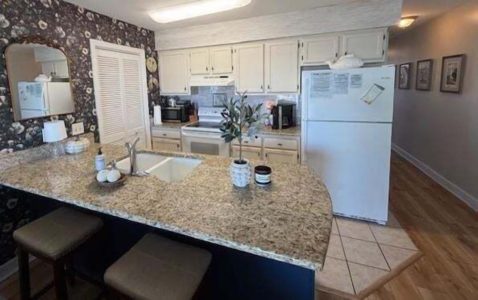 Condo, 2 Bedrooms | Private kitchen | Fridge, microwave, oven, coffee/tea maker