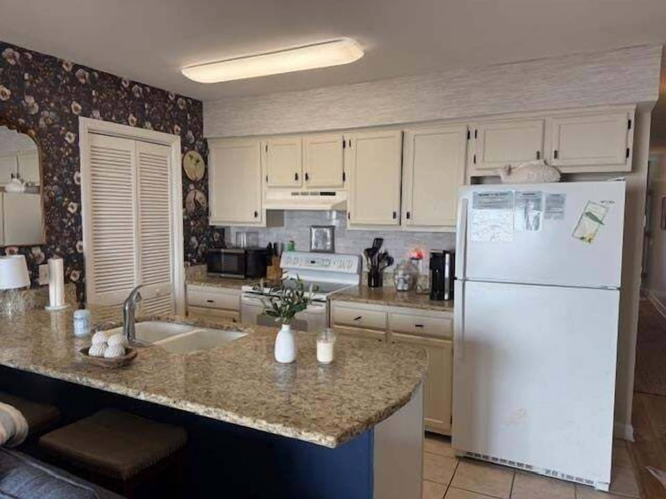 Condo, 2 Bedrooms | Private kitchen | Fridge, microwave, oven, coffee/tea maker