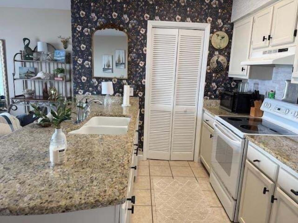 Condo, 2 Bedrooms | Private kitchen | Fridge, microwave, oven, coffee/tea maker