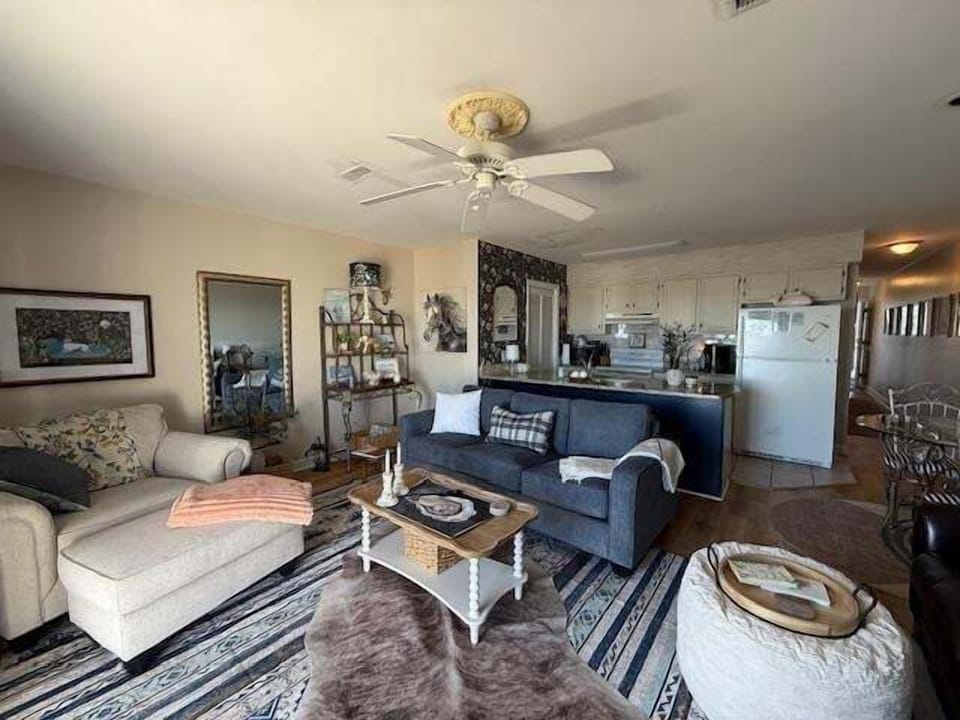 Condo, 2 Bedrooms | Living area