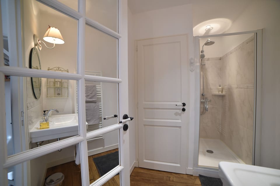 Superior Quadruple Room (LAVANDE) | Bathroom | Shower, free toiletries, hair dryer, bathrobes
