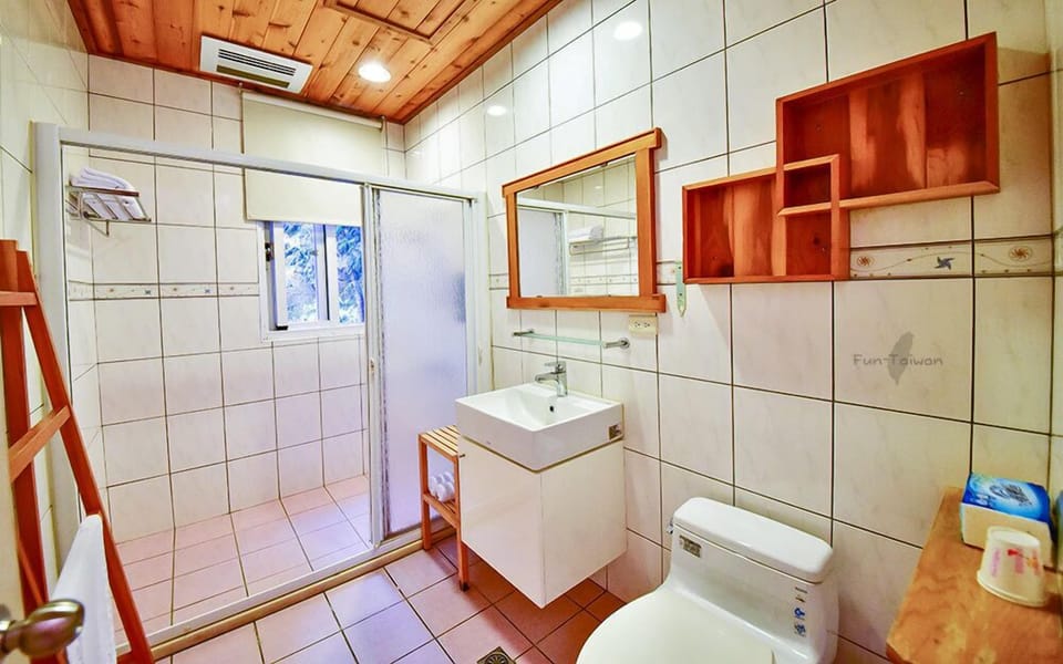 Classic Double Room (202) | Bathroom | Shower, rainfall showerhead, free toiletries, hair dryer