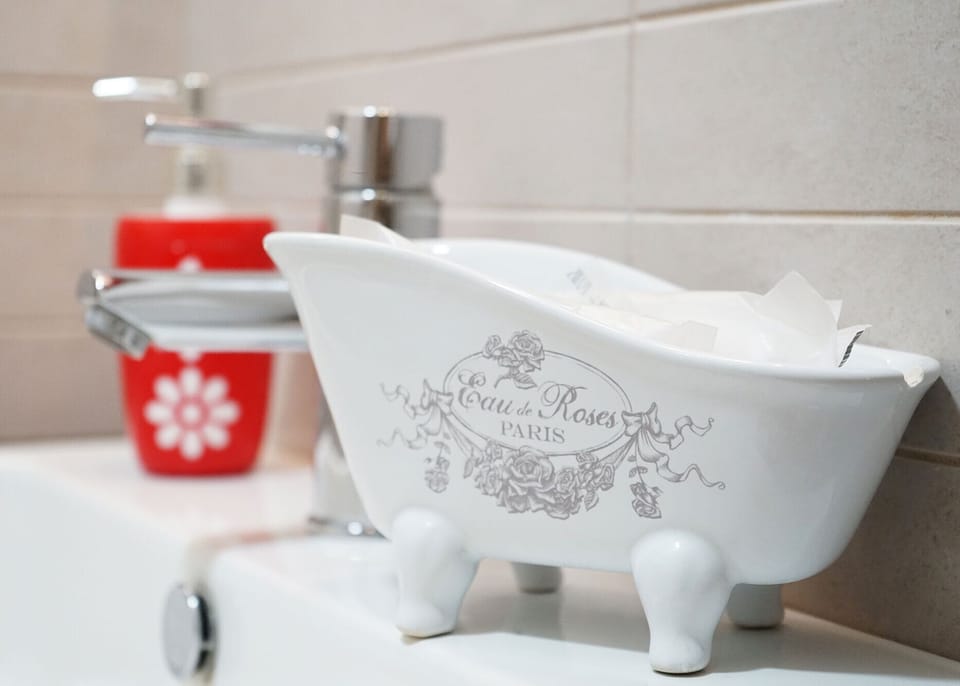 Triple Room (Porta Capuana) | Bathroom | Shower, free toiletries, hair dryer, bidet