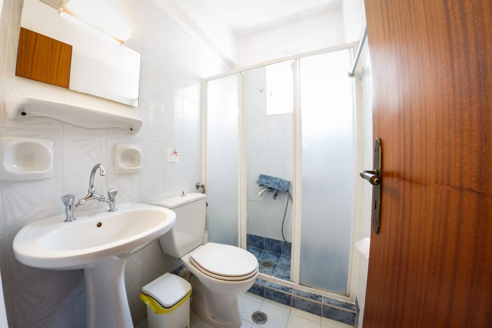 Comfort Apartment, 2 Bedrooms | Bathroom | Shower, free toiletries, hair dryer, towels