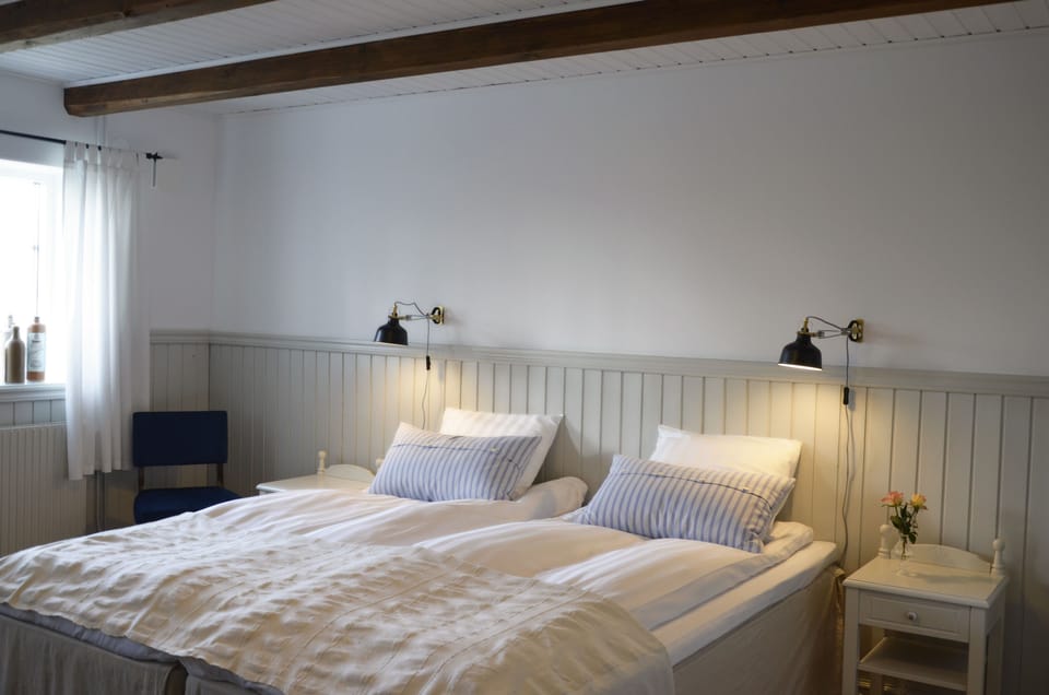 Double Room, 1 King Bed, Ensuite | Premium bedding, pillowtop beds, individually decorated