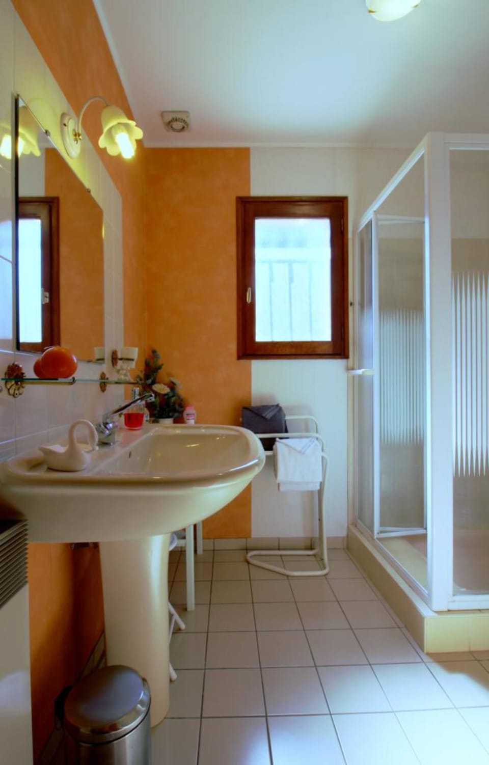 Double Room | Bathroom | Shower, free toiletries, hair dryer, towels