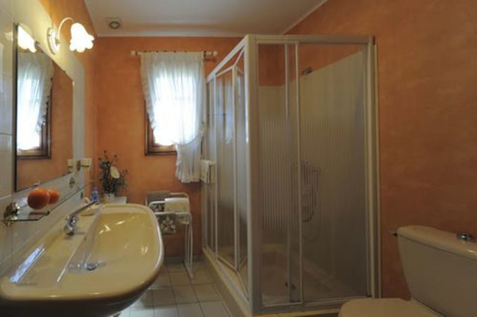 Double Room | Bathroom | Shower, free toiletries, hair dryer, towels