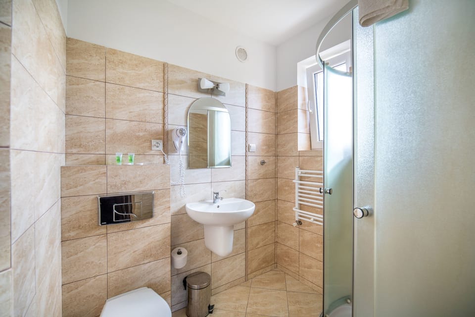 Shower, free toiletries, hair dryer, towels