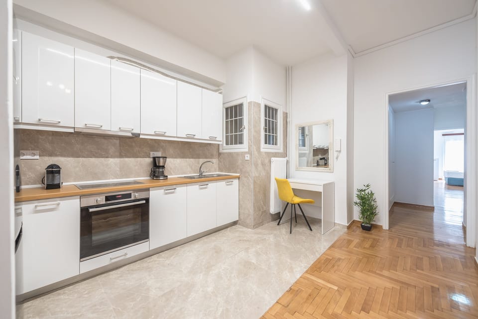 Apartment (Victoria Secret 1 min from Metro) | Private kitchen | Fridge, oven, stovetop, coffee/tea maker